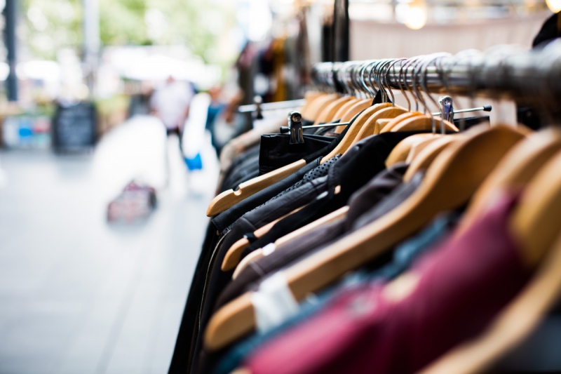 vente-ROQUEFORT LES PINS-min_blur_close_up_focus_hanger_jacket_market_people_rack-1176303