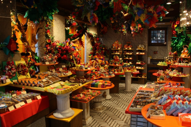 vente-ROQUEFORT LES PINS-min_candy_store_chocolate_shop_chocolate_switzerland-393515