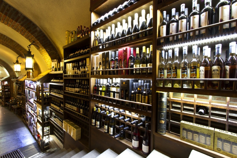 vente-ROQUEFORT LES PINS-min_world_street_travel_shop_canon_georgia_wine_bottles-429767